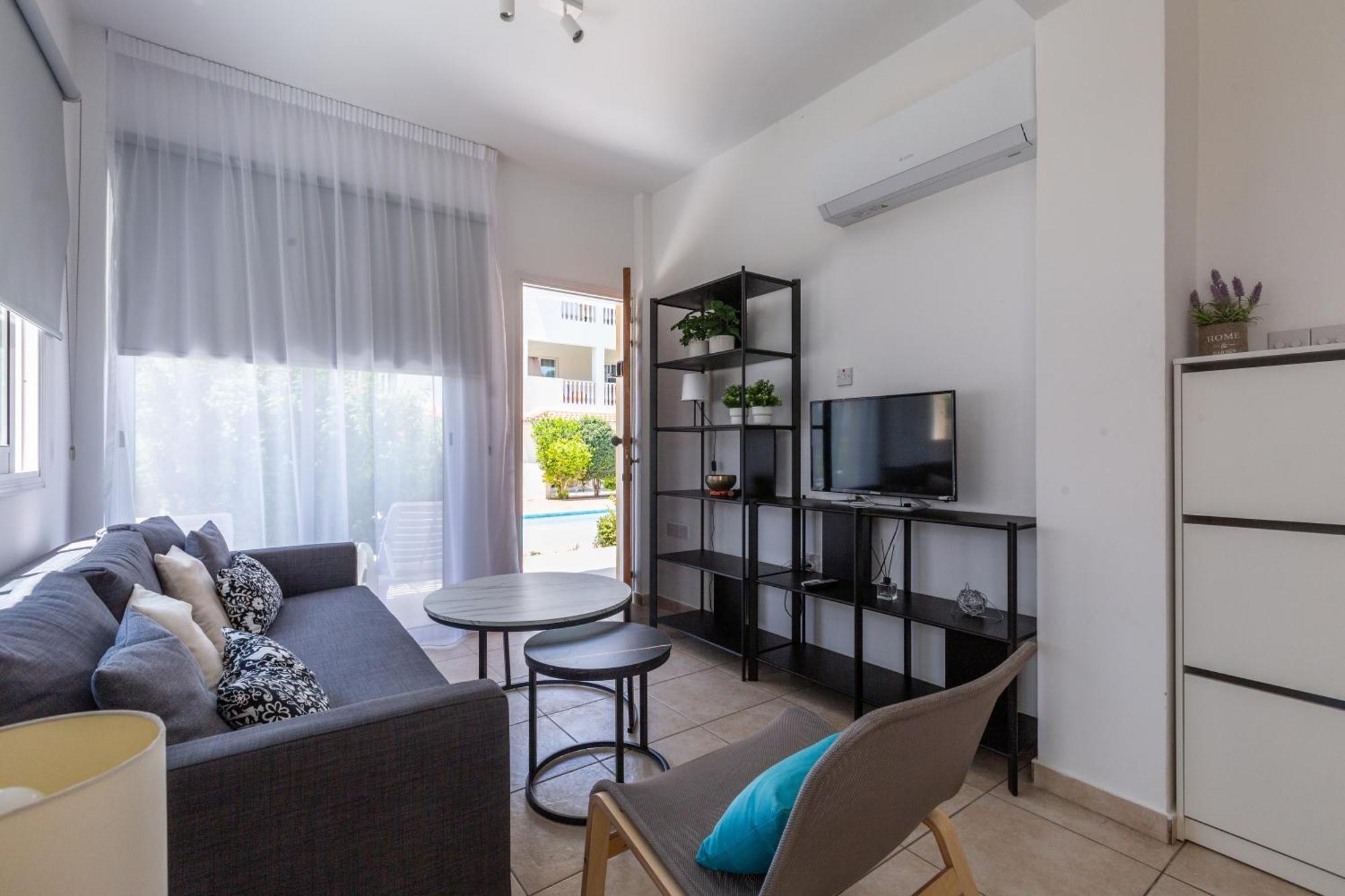 Beautiful One Bed Apartment In Paphos Exterior foto